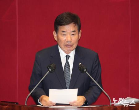 4일 오후 국회에서 열린 본회의에서 후반기 국회의장으로 선출된 김진표 더불어민주당 김진표 의원이 당선 인사를 하고 있다.