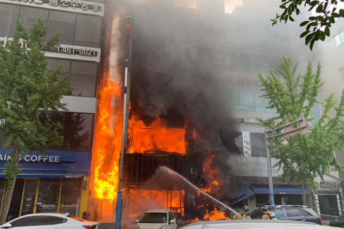 4일 오후 3시 34분쯤 전북 군산시 수송동의 한 5층 상가건물에서 불이 났다. 전북소방본부 제공