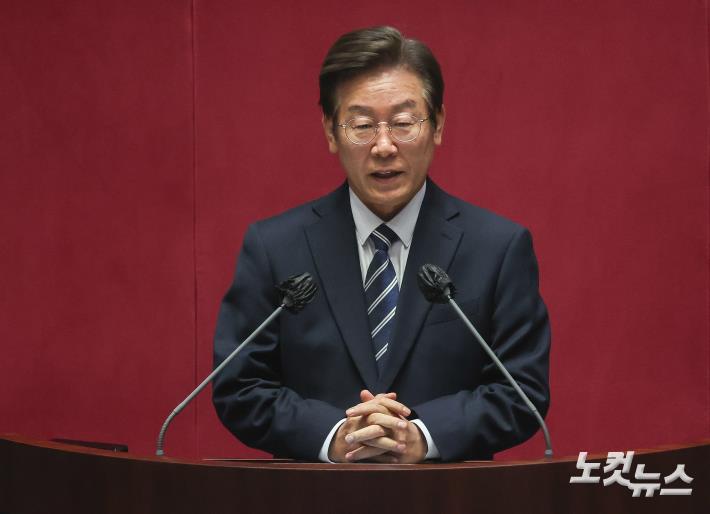 6.1 재보궐선거에서 당선된 이재명 더불어민주당 의원이 4일 서울 여의도 국회에서 열린 본회의에서 인사말을 하고 있다.