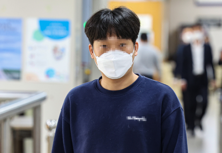 아동 성착취물 공유 사이트 '웰컴투비디오' 운영자 손정우씨가 지난달 12일 서울 서초구 서초동 서울중앙지법에서 열린 범죄수익은닉 혐의로 1심 공판에 출석한 모습. 연합뉴스