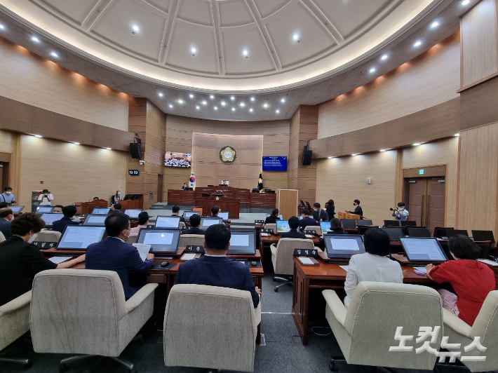 천안시의회가 5일 본회의를 열고 5개 상임위원장을 선출하고 있다. 인상준 기자