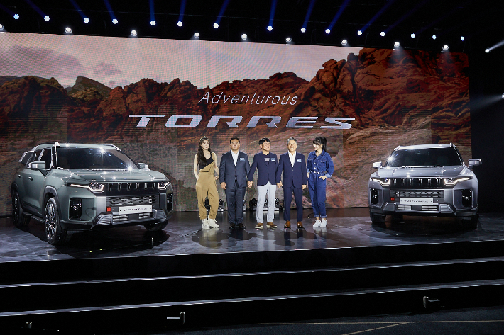 쌍용자동차는 5일 인천 영종도 네스트호텔에서 정통 SUV스타일인 '토레스' 쇼케이스를 가졌다. 선목래(왼쪽 두 번째) 쌍용차 노조위원장, 정용원 관리인, 곽재선 KG그룹 회장이 '토레스'에서 포즈를 취하고 있다. 쌍용차 제공