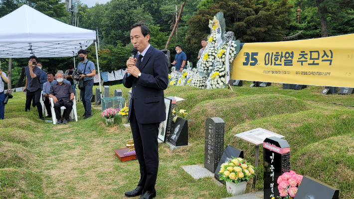 우상호 민주당 비대위원장이 5일 광주 북구 망월 묘역에서 열린 35주기 이한열 열사 추모식에 참석해 추도사를 하고 있다. 민주당 광주광역시당 제공