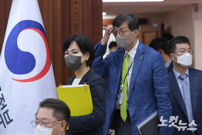 이창용(오른쪽 두 번째) 한국은행 총재. 박종민 기자