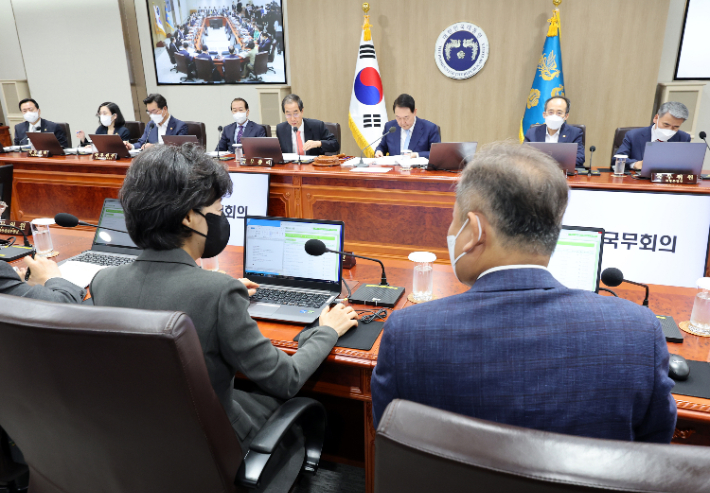 5일 오전 서울 용산 대통령실 청사에서 열린 국무회의에서 박순애 사회부총리 겸 교육부 장관과 이상민 행정안전부 장관이 대화하고 있다. 연합뉴스