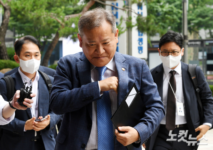 이상민 행정안전부 장관이 5일 오전 서울 서대문구 국가경찰위원회 회의장으로 향하고 있다. 황진환 기자