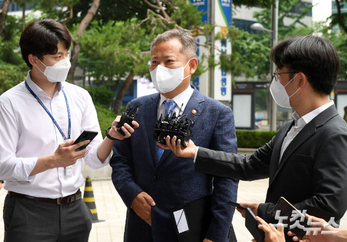 이상민 행정안전부 장관이 5일 오전 서울 서대문구 국가경찰위원회 회의장으로 향하고 있다. 황진환 기자