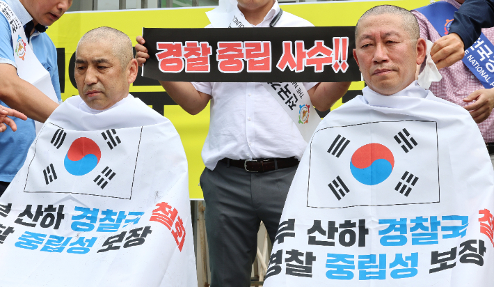 전국경찰직장협의회(직협) 관계자들이 5일 정부세종2청사 행정안전부 앞에서 경찰국 신설 정책 철회를 요구하는 호소문을 발표한 뒤 삭발하고 있다. 연합뉴스