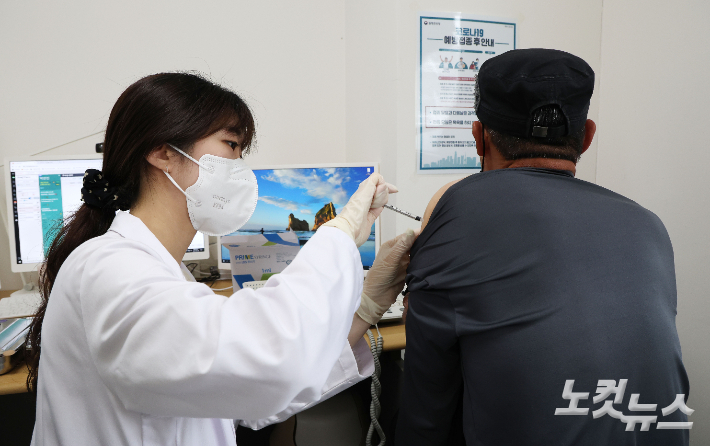 60세 이상 사전예약자에 대한 코로나19 4차 예방접종이 시작된 25일 서울 강서구 부민병원에서 한 시민이 백신을 접종하고 있다. 사진공동취재단
