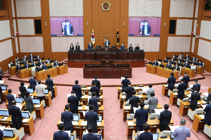 제9대 부산시의회 의원들이 의원 선서를 하고 있다. 부산시의회 제공