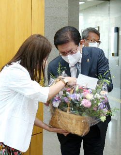 안성민 부산시의회 의장이 시의회 직원으로부터 꽃다발을 받고 있다. 부산시의회 제공