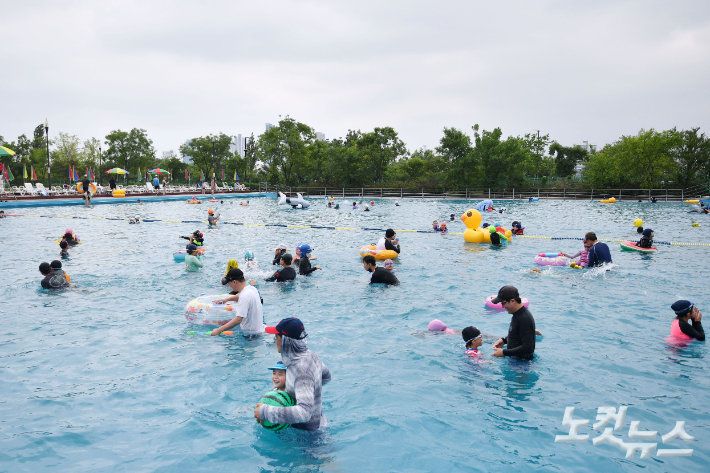 지난달 26일 서울 여의도야외수영장에서 시민들이 물놀이를 즐기고 있다. 류영주 기자