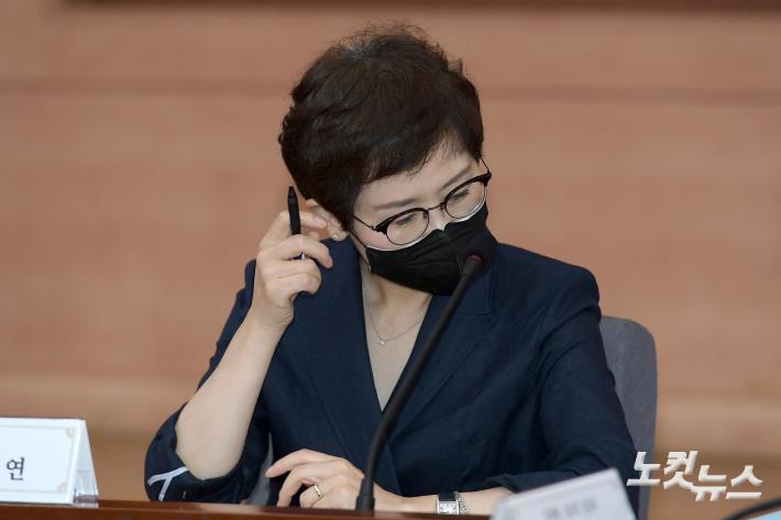 자료 살펴보는 원숙연 위원장