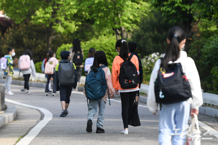 전국 모든 학교에서 정상 등교가 이뤄진 지난 5월 2일 서울 광진구 광장초등학교 학생들이 등교하고 있다. 사진공동취재단