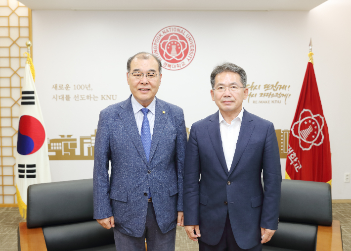 홍원화(왼쪽) 경북대 총장과 김진열 군위군수. 군위군 제공