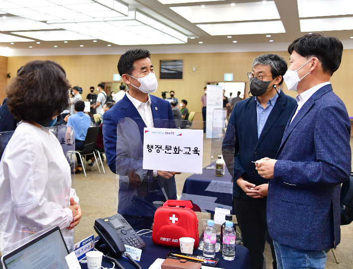 울산 중구와 국민권익위원회는 6일 중구청 중구컨벤션에서 '달리는 국민신문고'를 운영했다. 중구청 제공