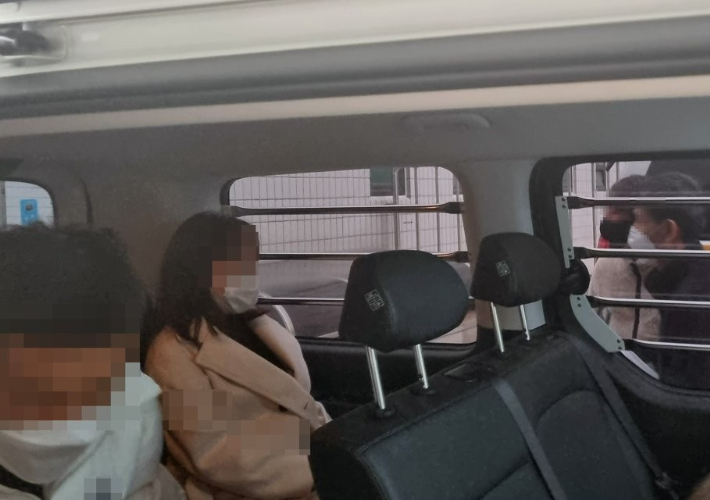 9호선 휴대전화 폭행 사건으로 구속된 20대 여성. 연합뉴스