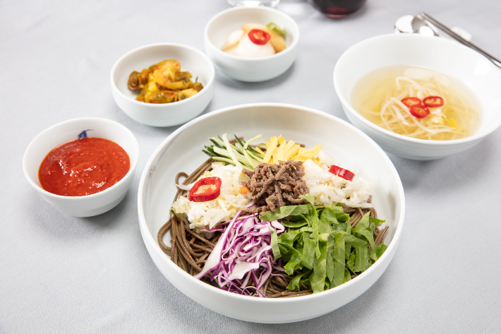 퍼스트 클래스 및 프레스티지 클래스에 서비스되는 메밀비빔국수는 순메밀면을 사용해 식감과 향을 살린 것이 특징이다. 대한항공 제공