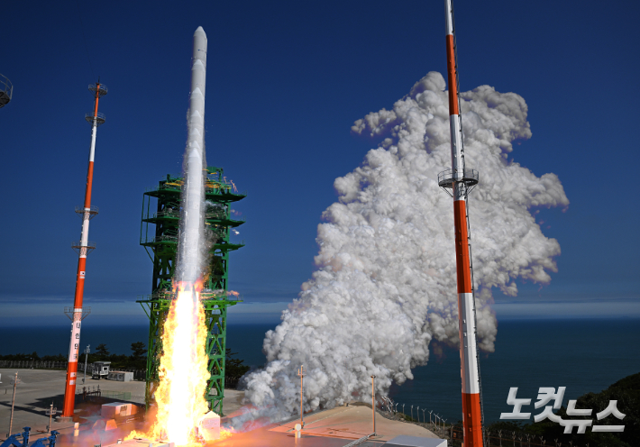누리호가 전남 고흥군 나로우주센터 발사대에서 화염을 내뿜으며 우주로 날아오르고 있다. 사진공동취재단