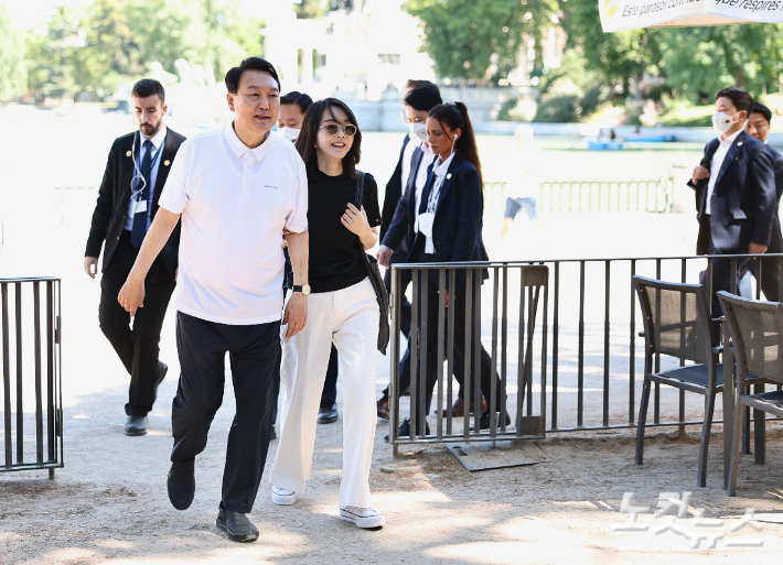 3일 북대서양조약기구(NATO.나토) 정상회의에 참석한 윤석열 대통령이 당시 김건희 여사와 숙소 인근을 산책하는 모습. 대통령실 제공