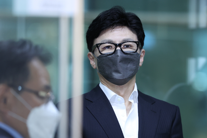 한동훈 법무부 장관이 7일 오후 인천국제공항 제2터미널에서 지난달 29일 시작한 방미 일정을 마치고 귀국, 엘리베이터에 탑승하고 있다. 연합뉴스