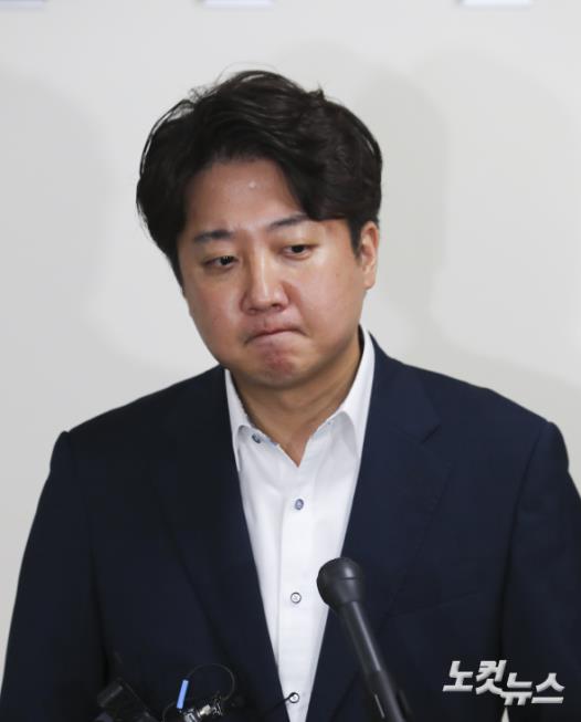 7일 오후 국회 본청에서 열린 국민의 힘 윤리위원회에 참석한 이준석 대표가 입장을 발표하던 중 말을 침통한 표정을 지으며 말을 잇지 못하고 있다.