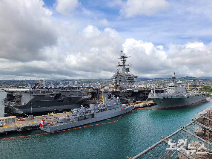 하와이 호놀룰루 미군 진주만-히캄 합동기지에 우리 해군 마라도함과 미 해군 에이브러햄 링컨 항공모함이 함께 정박해 있다. 김형준 기자