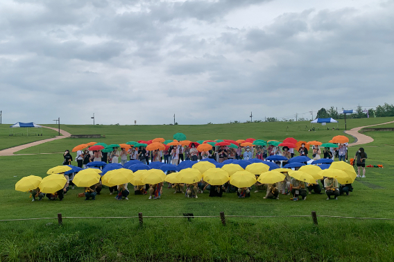 평화순례 참가자들이 우크라이나의 평화를 염원하는 퍼포먼스를 펼치고 있다.