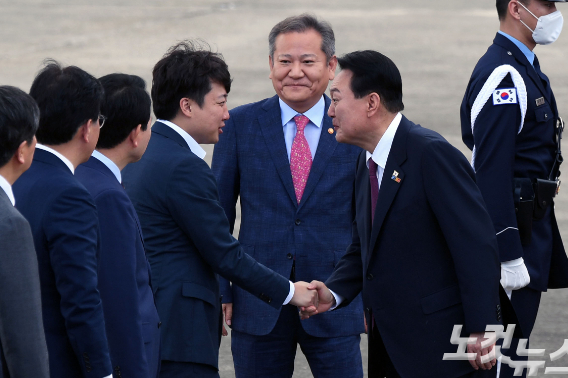 지난 1일 윤석열 대통령이 스페인 마드리드에서 열린 북대서양조양기구 정상회의 3박5일 간 일정을 마치고 경기 성남 서울공항을 통해 귀국, 국민의힘 이준석 대표와 인사나누고 있다. 황진환 기자