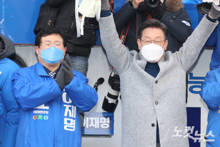 지난 2월 이재명 당시 더불어민주당 대선 후보의 경기도 부천 유세에 설훈 의원이 함께한 모습. 국회사진취재단