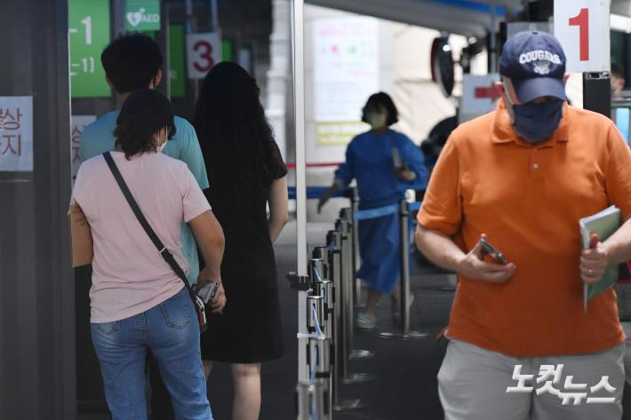 코로나19 신규 확진자 수가 1만 9000명 대로 올라서며 15주 만에 상승세로 반전한 6일 오전 서울 용산구보건소 선별검사소에 시민들이 검사를 받기 위해 대기하고 있다. 류영주 기자