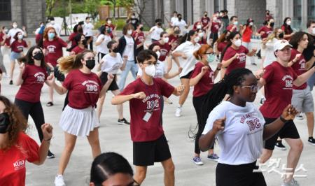 싸이 노래로 대규모 플래시몹 펼치는 외국 학생들