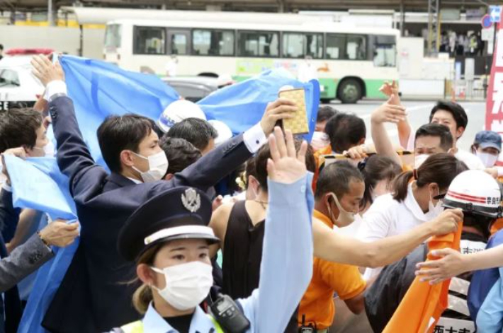 일본 나라시에서 가두 연설중인 아베 전 총리가 괴한에게 습격당하자 아수라장이 된 사건 현장 부근. 교도통신 캡처
