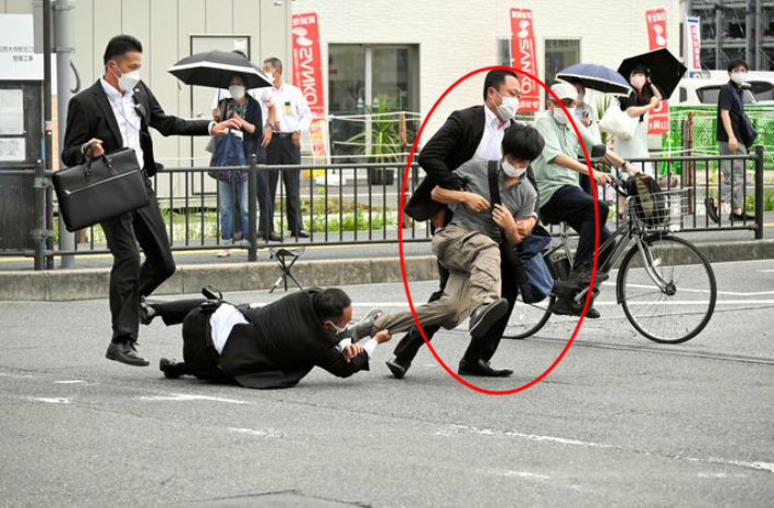 8일 오전 11시 30분 일본 나라현 나라시 한 역 근처 거리에서 야마가미 데쓰야(41)가 아베 신조 전 총리 살인미수 혐의로 체포됐다. 아사히 신문 캡처