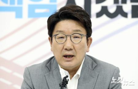 권성동 국민의힘 원내대표가 8일 오후 서울 여의도 국회 원내대표실에서 최고위원들과 비공개 면담 후 브리핑을 하고 있다.