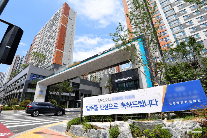 유네스코 세계문화유산인 김포 장릉 인근에 문화재청의 허가 없이 지어진 이른바 '왕릉뷰 아파트'의 입주가 관할구청의 승인으로 지난 5월 31일부터 입주가 가능해졌다. 인천시 서구청은 전날 김포 장릉 인근 검단신도시에 735세대 규모 아파트를 지은 건설사 대광이엔씨(시공 대광건영)에 사용검사 확인증을 내줬다고 밝혔다. 사진은 입주환영 현수막이 걸린 '왕릉뷰 아파트' 모습. 황진환 기자