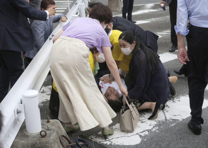 아베 신조 전 일본 총리가 8일 오전 일본 나라현 나라시 소재 야마토사이다이지역 인근 노상에 쓰러져 있다. 연합뉴스