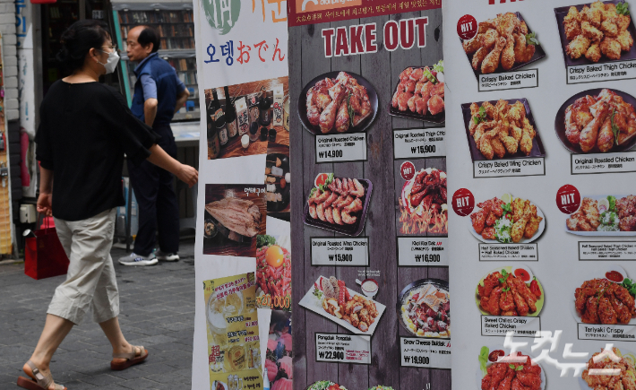 지난 7일 서울 중구 명동 음식점 거리에서 시민들이 지나가고 있다. 통계청 국가통계포털에 따르면 지난 6월 외식 물가지수는 전년 동기 대비 8.0% 상승했다. 이는 1992년 10월(8.8%) 이후 29년 9개월 만에 최고 상승률이다. 류영주 기자