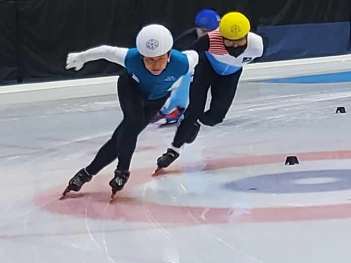 9일  2022 전국생활체육대축전 빙상 대회에서 동호인들이 질주하는 모습. 대한빙상경기연맹