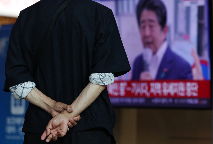 지난 8일 오후 서울역 대합실에서 한 시민 아베 전 일본 총리 피격 소식을 접하고 있다. 연합뉴스