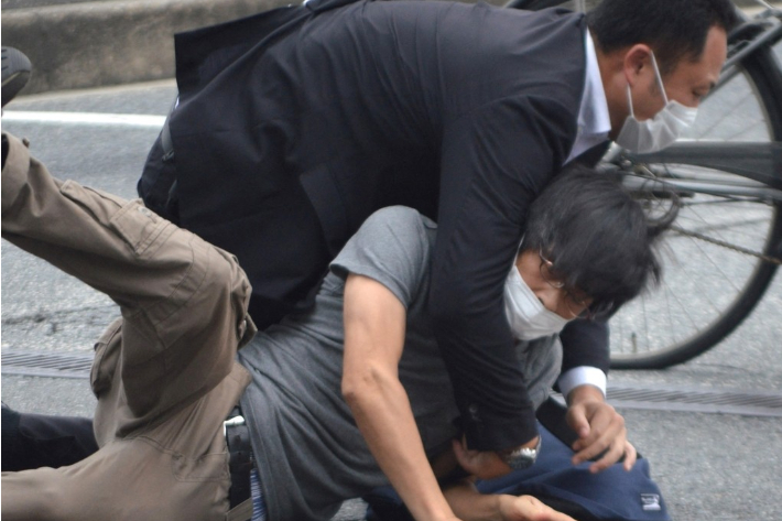 지난 8일 일본 나라현 나라시 야마토사이다이지역 앞에서 참의원 선거 유세활동을 하던 아베 신조 전 일본 총리(67)를 총기로 저격한 용의자 야마가미 데쓰야(아래·41)가 범행 직후 제압당하고 있다. 연합뉴스