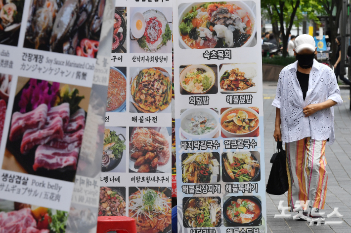 지난 7일 서울 중구 명동 음식점 거리에서 시민들이 지나가고 있다. 통계청 국가통계포털에 따르면 지난 6월 외식 물가지수는 전년 동기 대비 8.0% 상승했다. 이는 1992년 10월(8.8%) 이후 29년 9개월 만에 최고 상승률이다. 류영주 기자