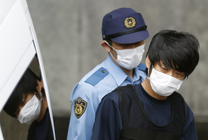 아베 신조 전 일본 총리에게 총을 쏴 숨지게 한 야마가미 데쓰야가 10일 오전 일본 나라 서부경찰서에서 검찰로 송치되며 모습을 드러내고 있다. 연합뉴스