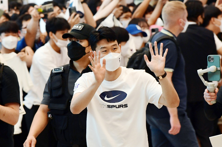 토트넘 손흥민이 10일 오후 인천국제공항 제2여객터미널을 통해 입국하는 토트넘 동료들을 마중하기 위해 공항 입국장에 나와 팬들을 향해 인사하고 있다. 연합뉴스