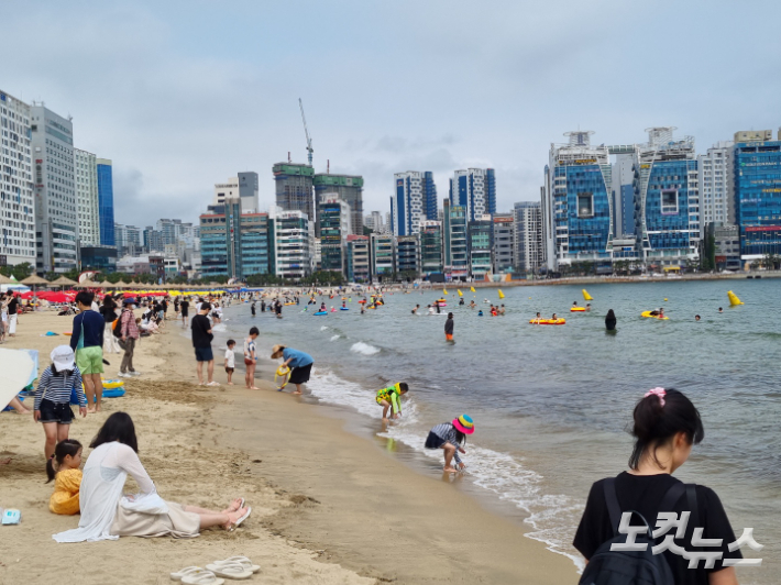 10일 부산 광안리해수욕장에서 방문객들이 물놀이를 즐기고 있다. 박진홍 기자