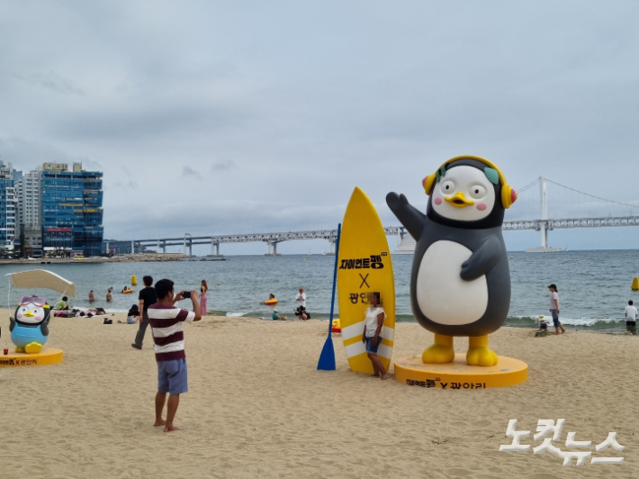 10일 부산 광안리해수욕장에서 한 관광객이 '펭수' 조형물 앞에서 사진을 찍고 있다. 박진홍 기자