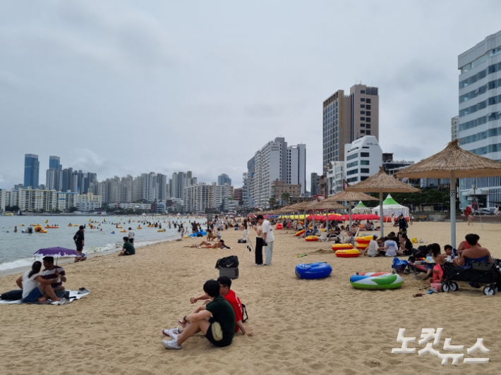 10일 부산 광안리해수욕장 백사장에서 방문객들이 휴식을 취하고 있다. 박진홍 기자