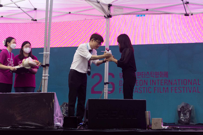 신철 집행위원장이 '오징어 게임'의 제작자 김지연 대표(싸이런픽쳐스)에게 '시리즈 영화상'을 시상하고 있다. 부천국제판타스틱영화제 제공