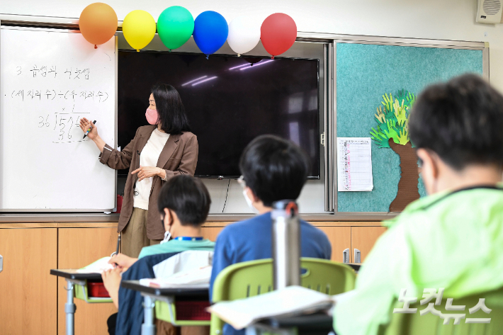 지난 5월 서울 광진구 광장초등학교 학생들이 가림판이 제거된 자리에서 수업을 듣고 있다. 사진공동취재단