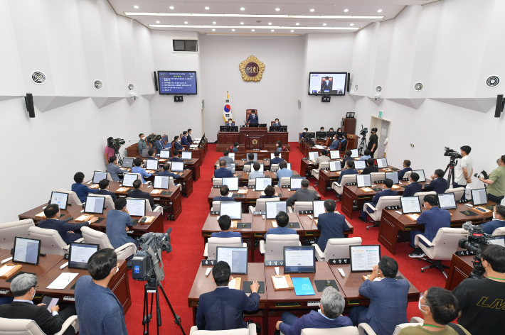 오영훈 제주도정의 첫 업무보고를 받기 위한 제주도의회 제407회 임시회가 11일 개회헀다. 제주도의회 제공